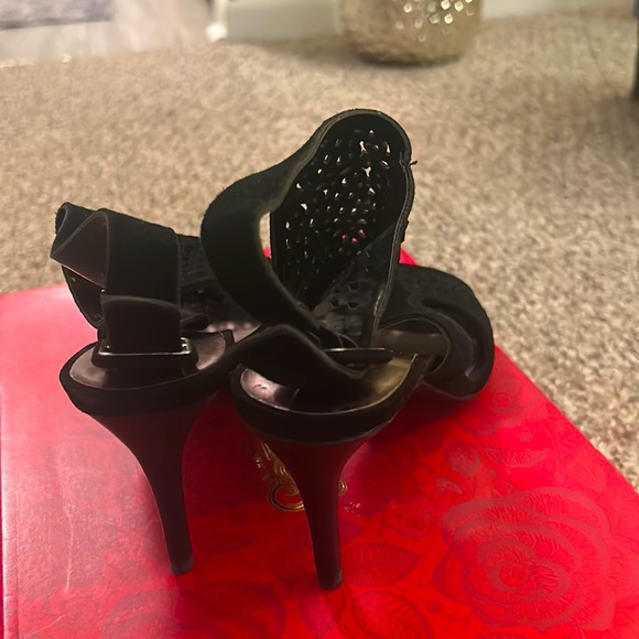 Carlos Santana open toe heels - Picture 3 of 8